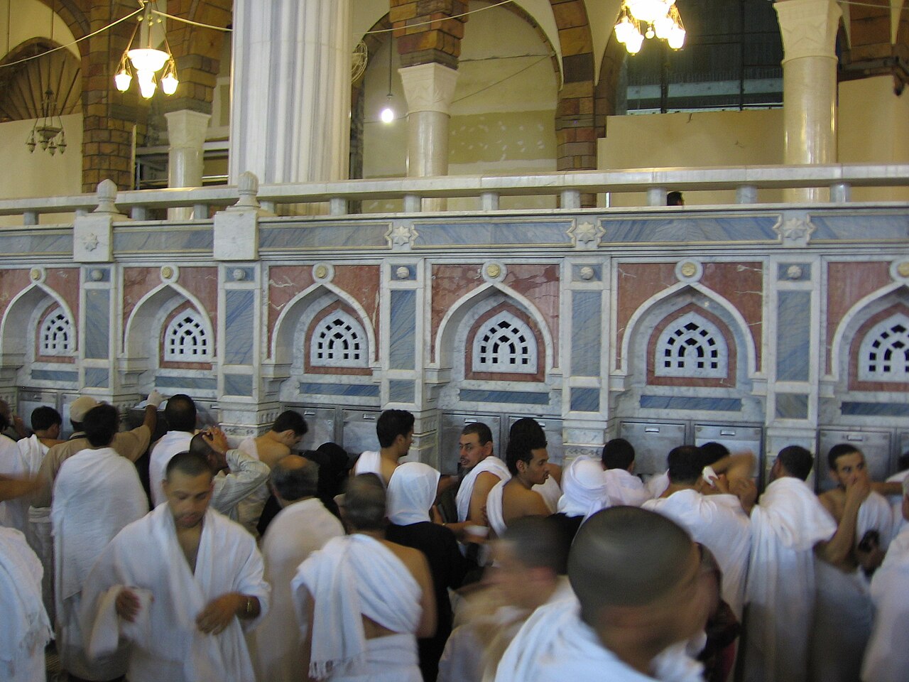 Keutamaan Air Zamzam dan Adab Meminumnya